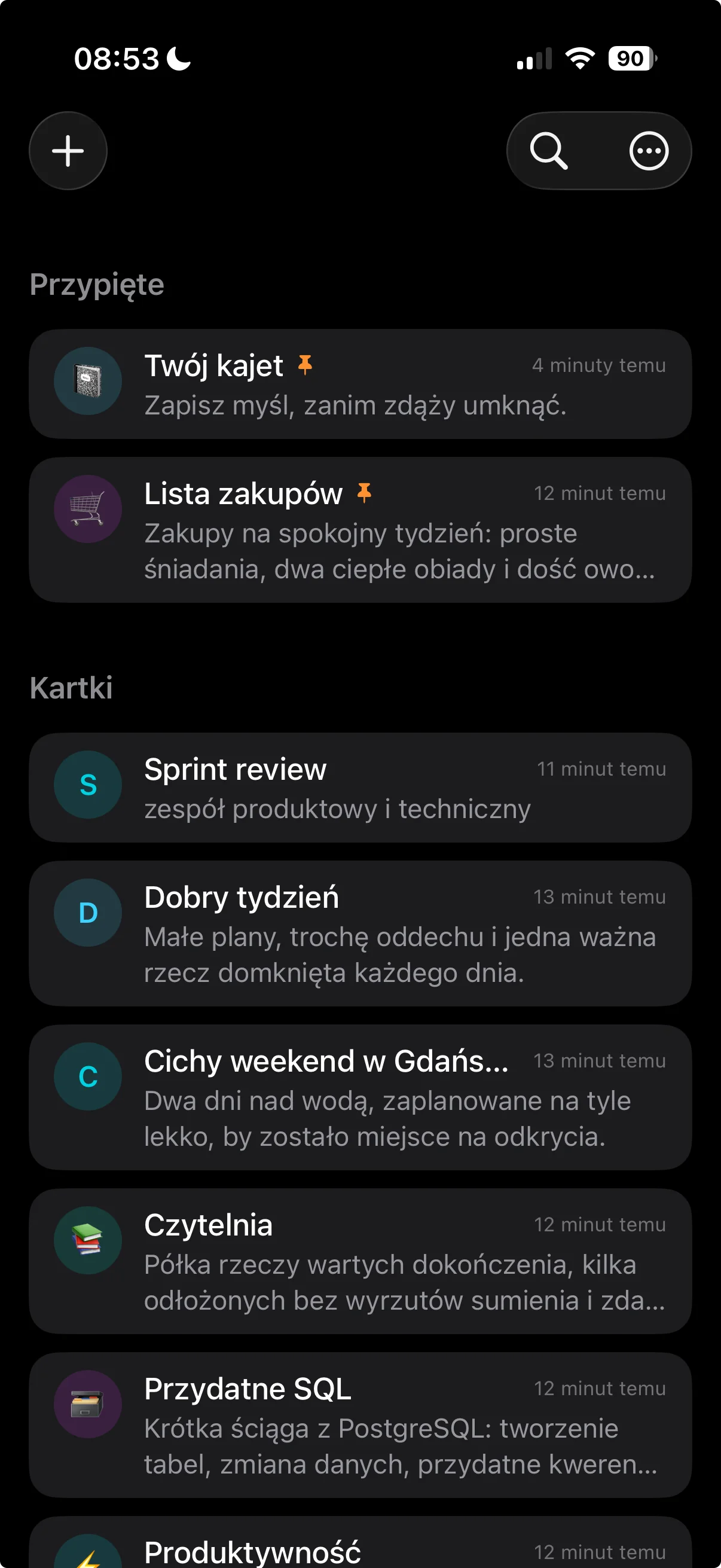 Kajet na iPhonie: przypięte kartki nad resztą listy, każda z pierwszymi wierszami w podglądzie.