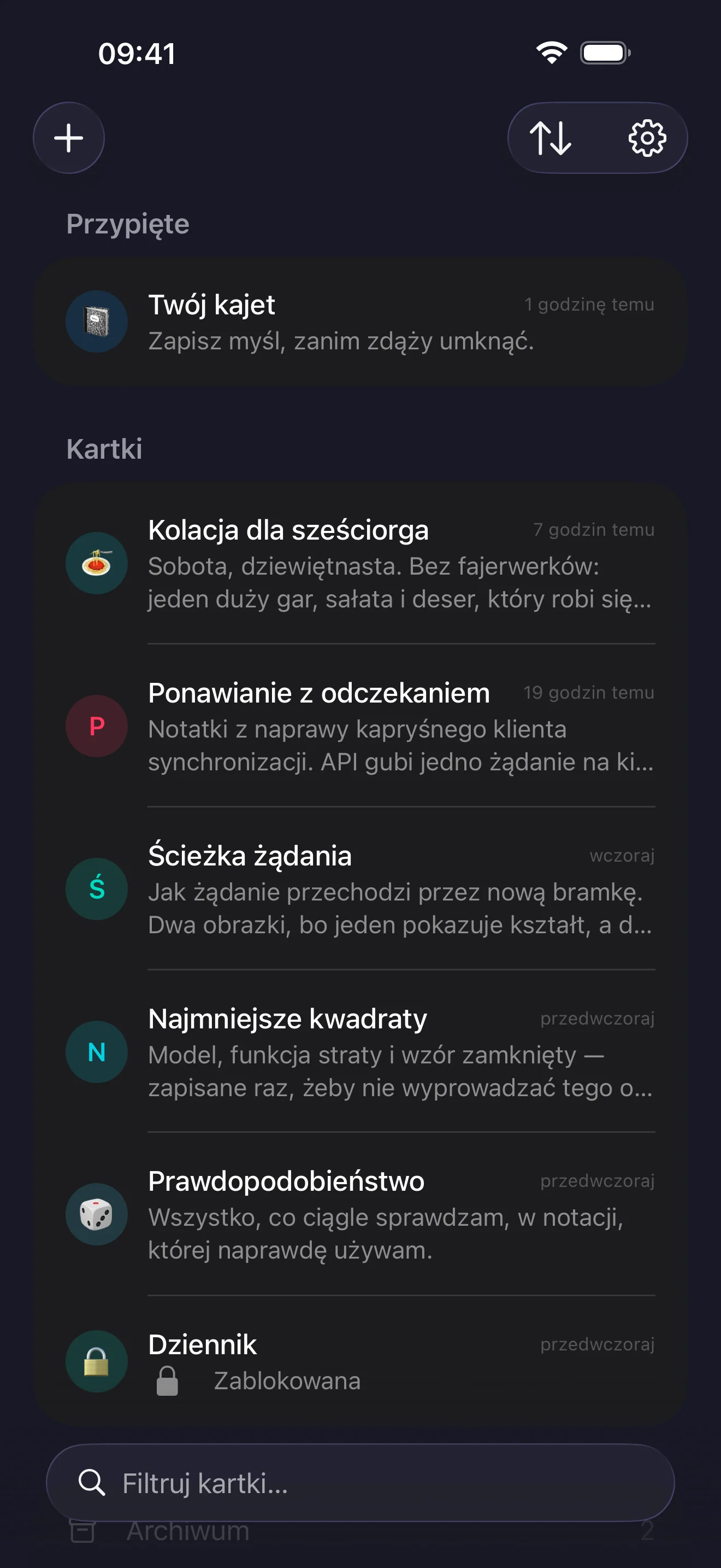 Kajet na iPhonie: przypięte kartki nad resztą listy, każda z pierwszymi wierszami w podglądzie, a pod nimi wiersze archiwum i kosza.