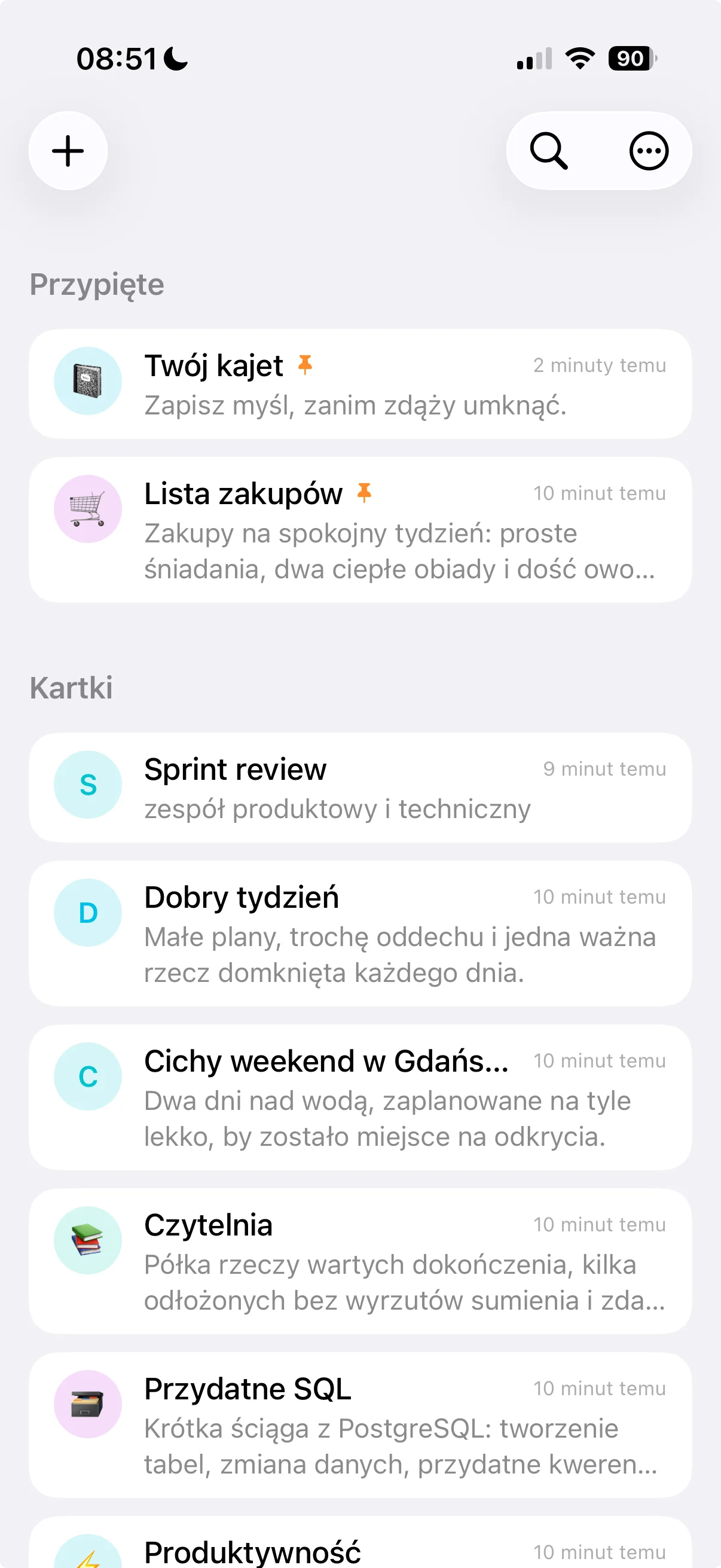 Kajet na iPhonie: przypięte kartki nad resztą listy, każda z pierwszymi wierszami w podglądzie.