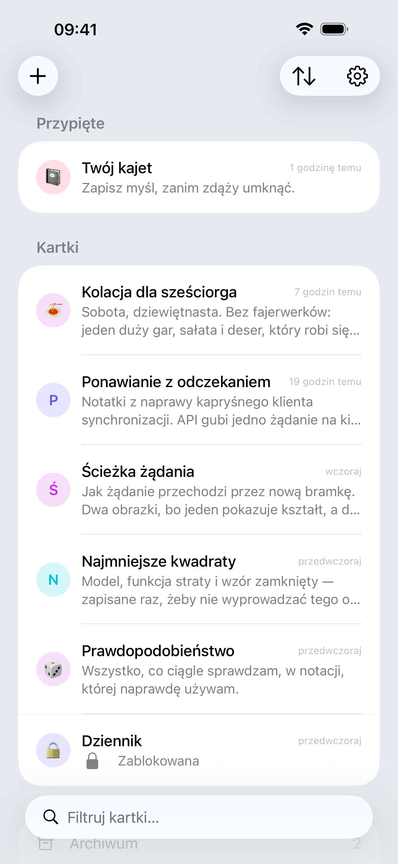 Kajet na iPhonie: przypięte kartki nad resztą listy, każda z pierwszymi wierszami w podglądzie, a pod nimi wiersze archiwum i kosza.