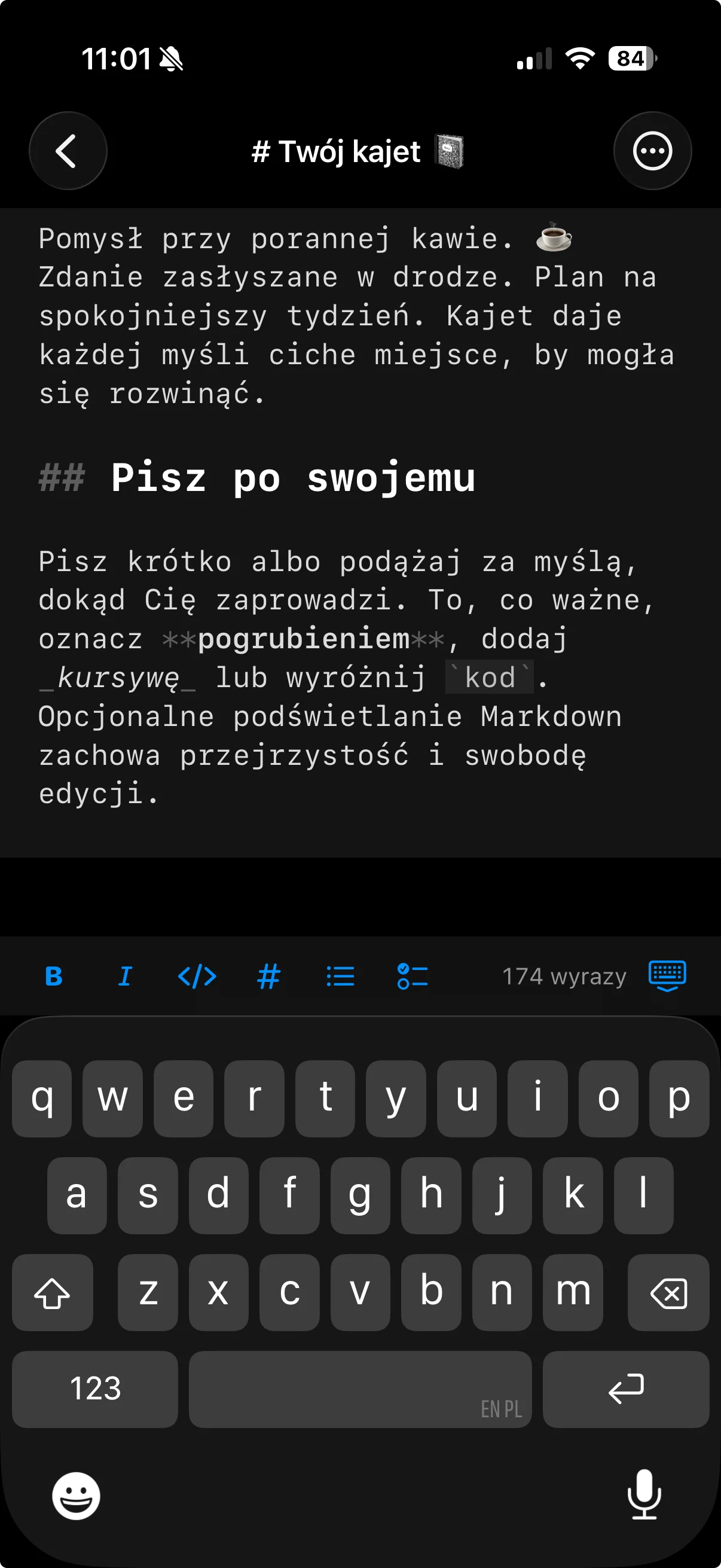Pisanie na iPhonie z paskiem formatowania — pogrubienie, kursywa, kod, nagłówki i listy — nad klawiaturą.