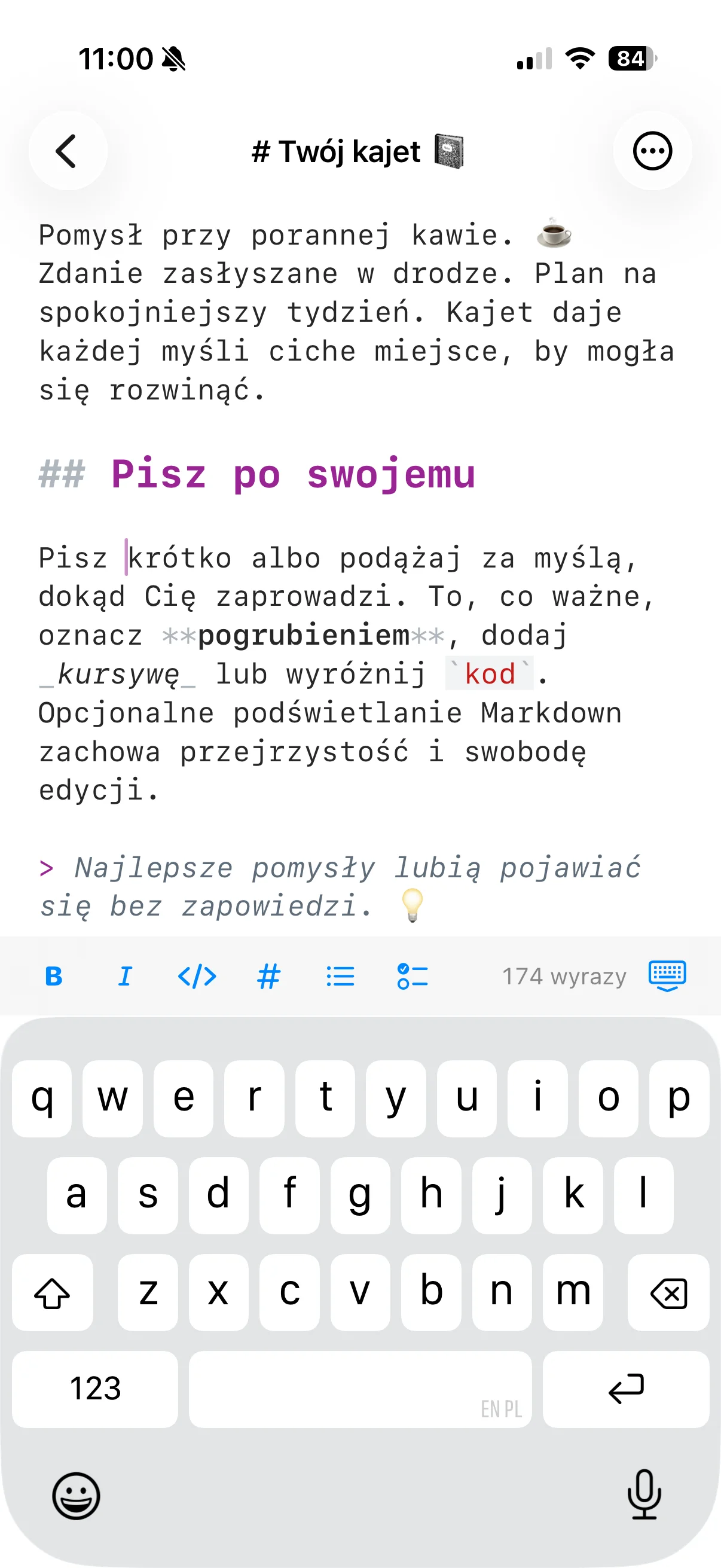 Pisanie na iPhonie z paskiem formatowania — pogrubienie, kursywa, kod, nagłówki i listy — nad klawiaturą.