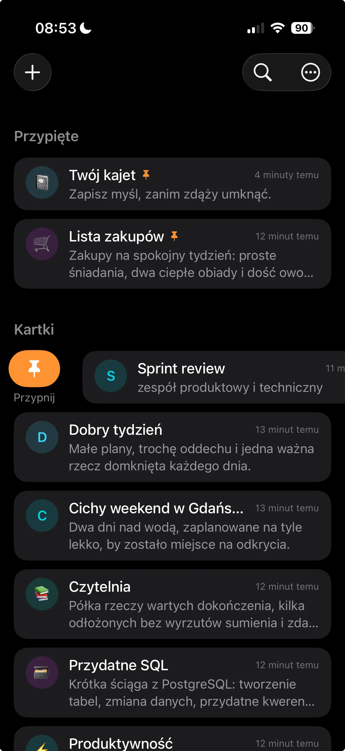 Przesunięcie wiersza na liście kartek na iPhonie odsłania przycisk przypięcia.