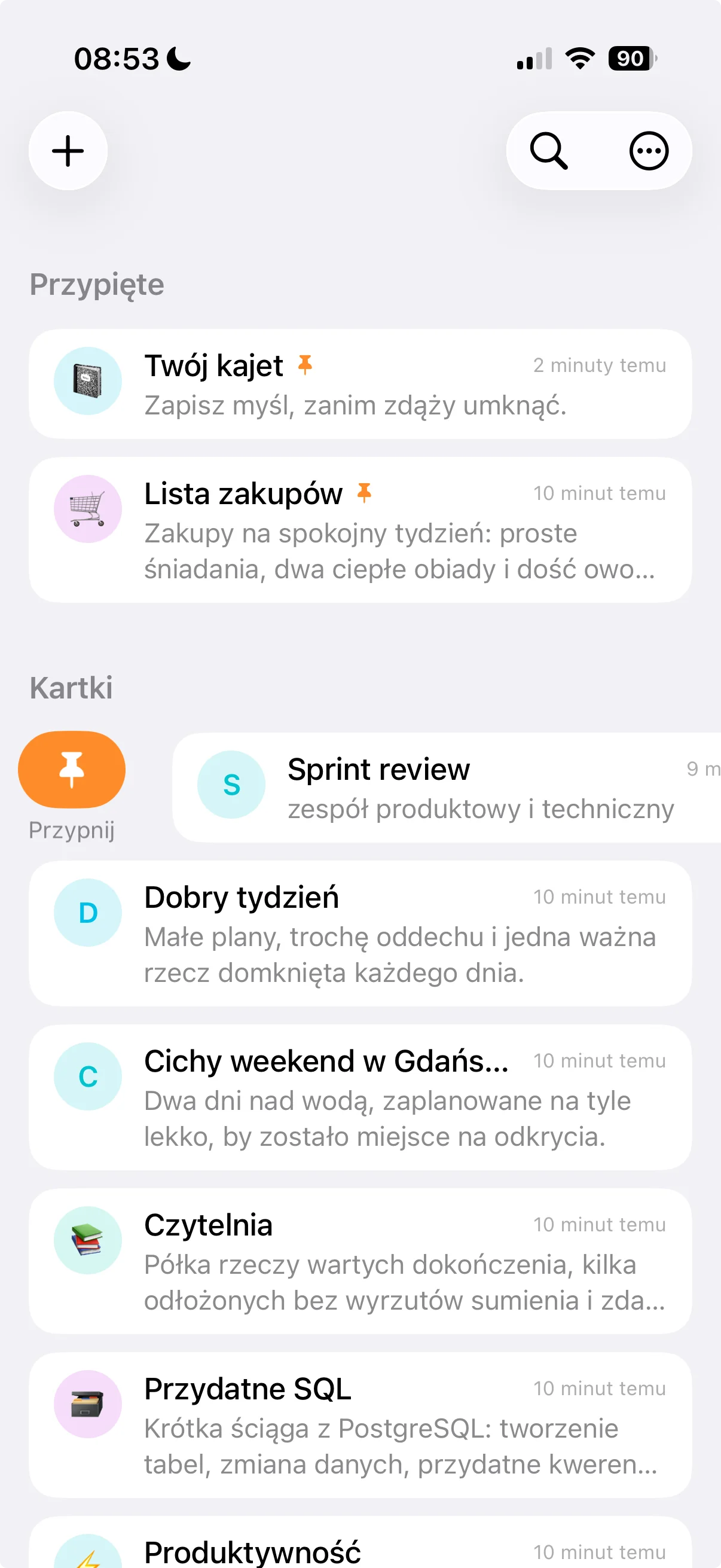 Przesunięcie wiersza na liście kartek na iPhonie odsłania przycisk przypięcia.