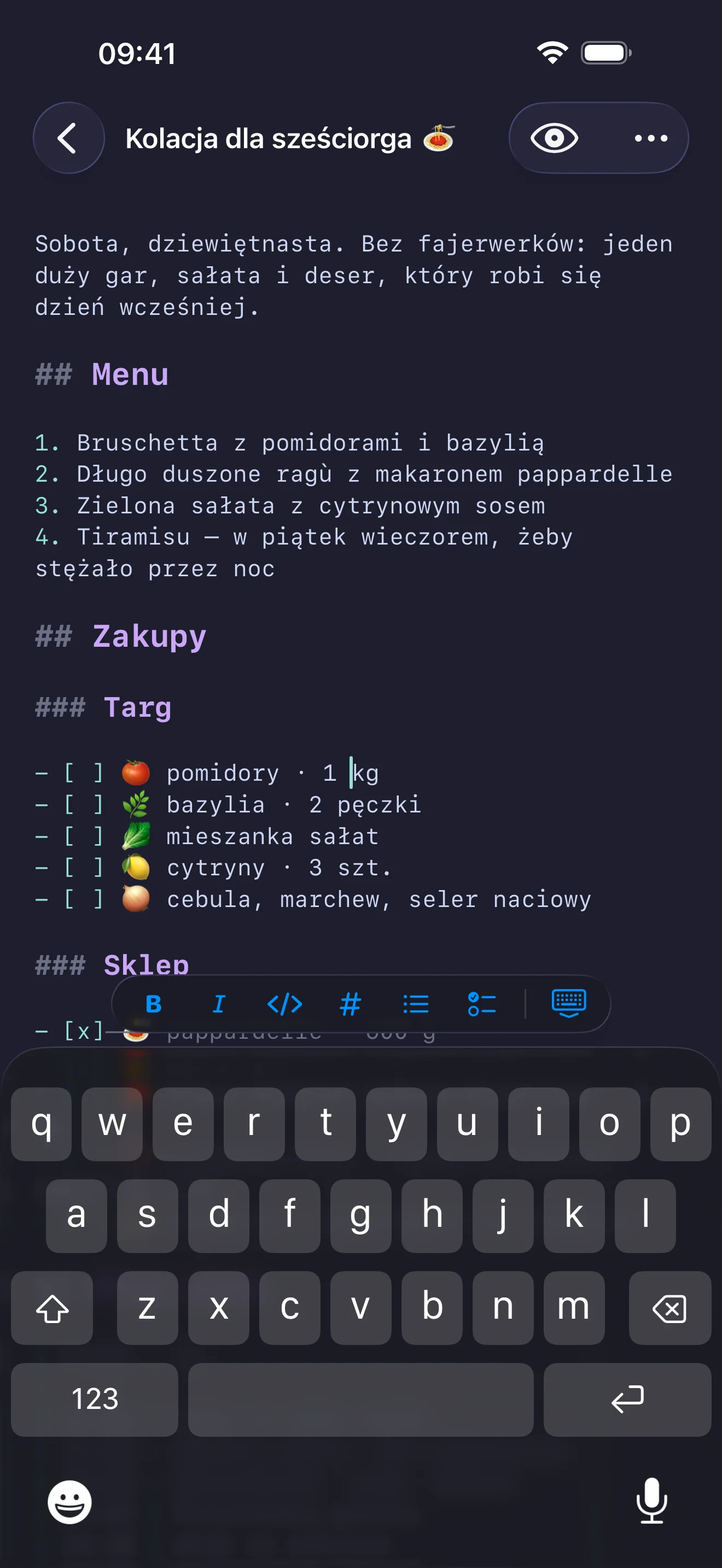 Pisanie na iPhonie z paskiem formatowania — pogrubienie, kursywa, kod, nagłówki, listy i zadania — unoszącym się nad klawiaturą.