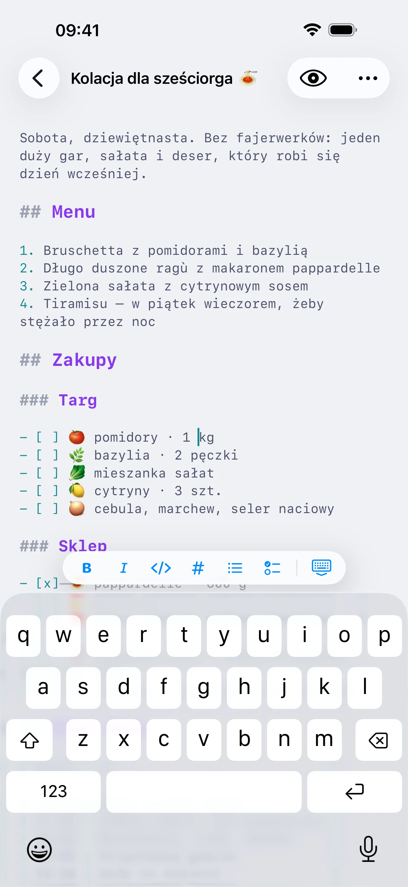 Pisanie na iPhonie z paskiem formatowania — pogrubienie, kursywa, kod, nagłówki, listy i zadania — unoszącym się nad klawiaturą.