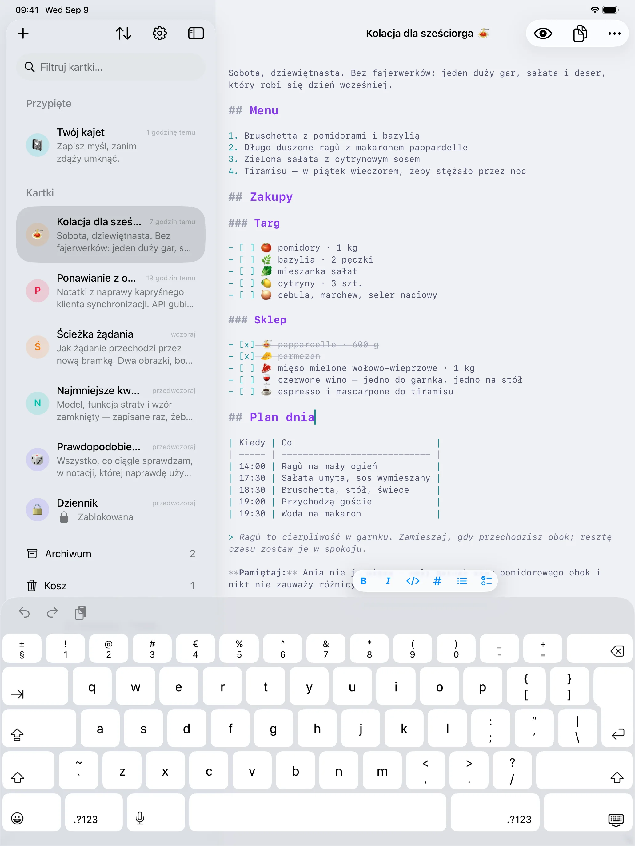 Pisanie na iPadzie z klawiaturą ekranową i paskiem formatowania — pogrubienie, kursywa, kod, nagłówek, lista i zadanie — unoszącym się w kolumnie edytora.